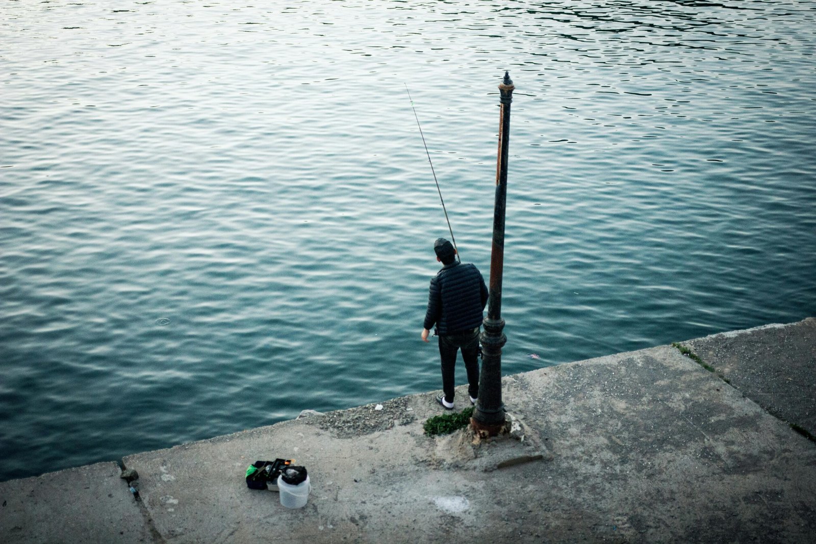 Comment organiser son matériel de pêche pour gagner en efficacité sur le terrain
