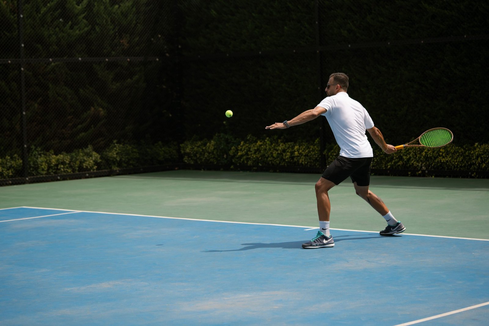 L’impact du taux d’humidité relative de l’air sur la sudation, la perte d’électrolytes et la dérive cardiaque des joueurs de tennis