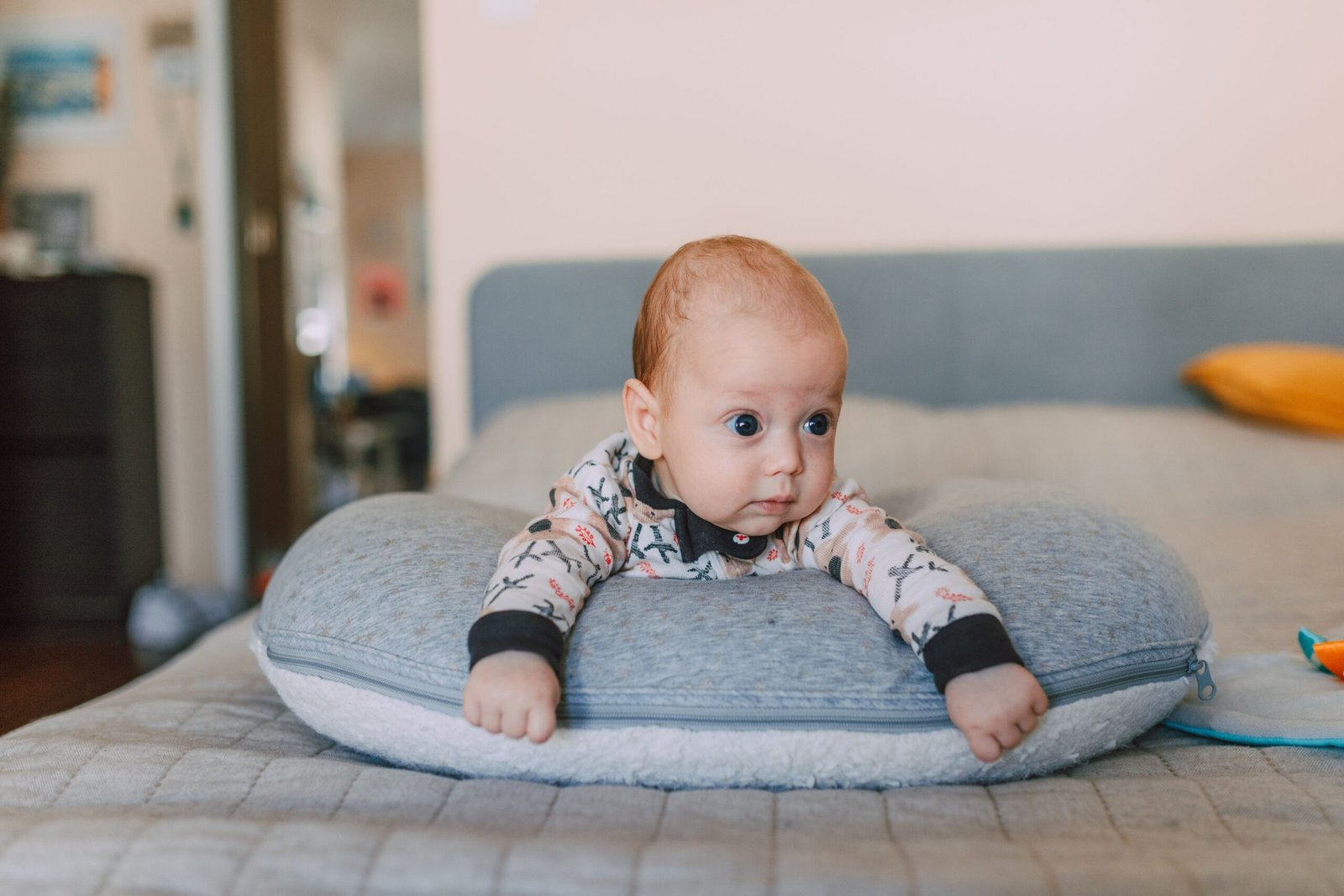 Premiers pas de bébé : comment choisir des chaussures confortables pour accompagner ses découvertes